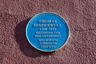 Scarborough, İngiltere - 8 Haziran 2022: Scarborough, İngiltere 'de tarihçi ve hayırsever Thomas Hinderwell' in doğduğu yeri gösteren mavi bir plaket.