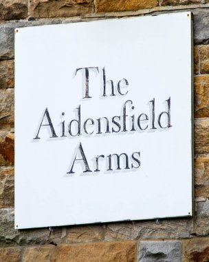 Goathland, İngiltere - 9 Haziran 2022: Heartbeat dizisi ile ünlü olan Goathland, İngiltere 'deki The Aidensfield Arms halk evinin dış cephesini imzalayın. 