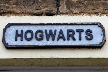 Pickering, İngiltere - 9 Haziran 2022: Hogwarts tabelası Kuzey Yorkshire, İngiltere 'deki Pickering kasabasındaki bir kulübe kapısının üzerinde.