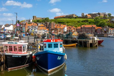 Whitby, İngiltere - 10 Haziran 2022: Whitby, North Yorkshire, İngiltere. Manzara Esk Nehri 'ni, St. Marys Kilisesi' ni ve Doğu Kayalıkları 'ndaki Whitby Manastırı' nı gösteriyor..