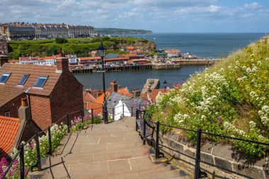 Kuzey Yorkshire, İngiltere 'deki Whitby sahil kasabasına bakan 199 Basamakları' nın çarpıcı manzarası..