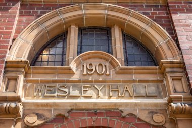 Whitby, İngiltere - 10 Haziran 2022: Wesley Hall 'un kıyı kenti Whitby, İngiltere.