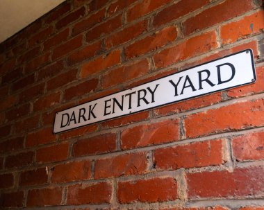 Kuzey Yorkshire, İngiltere 'deki Whitby sahil kasabasında Dark Entry Yard için sokak tabelası..