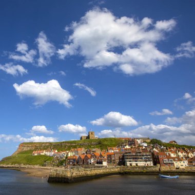 Kuzey Yorkshire, İngiltere 'nin güzel sahil kasabası Whitby' deki Doğu Kayalıkları manzarası. St. Mary Kilisesi uçurumun tepesine tünemiştir..