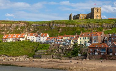 İngiltere 'nin Kuzey Yorkshire kentindeki sahil kasabası Whitby' nin doğu yamacındaki tarihi St. Marys Kilisesi 'nin manzarası..