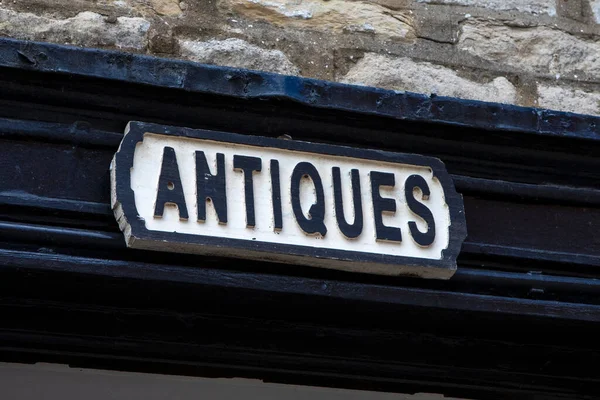 Κοντινό Πλάνο Πινακίδας Antiques Πάνω Από Πόρτα Καταστήματος Στο Yorkshire — Φωτογραφία Αρχείου