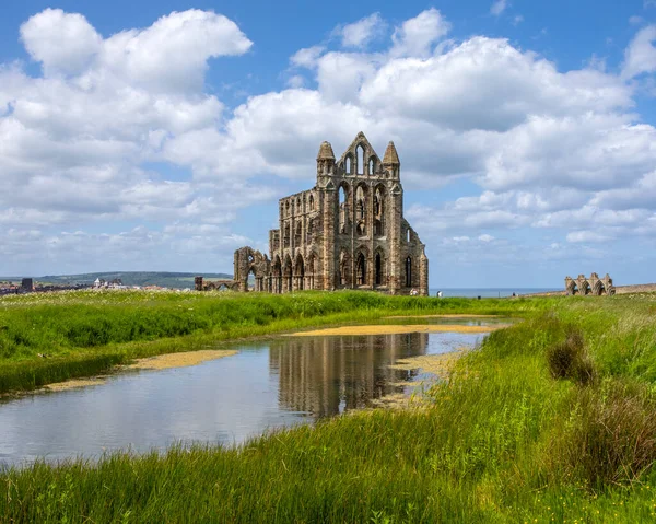 Ngiltere Nin Kuzey Yorkshire Kentindeki Whitby Kasabasındaki Tarihi Whitby Manastırı — Stok fotoğraf