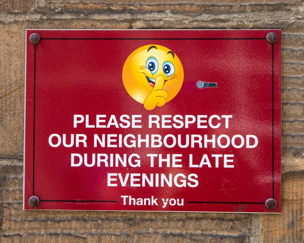 英国惠特比 2022年6月10日 一个要求人们在深夜尊重邻里的标志 — 图库照片