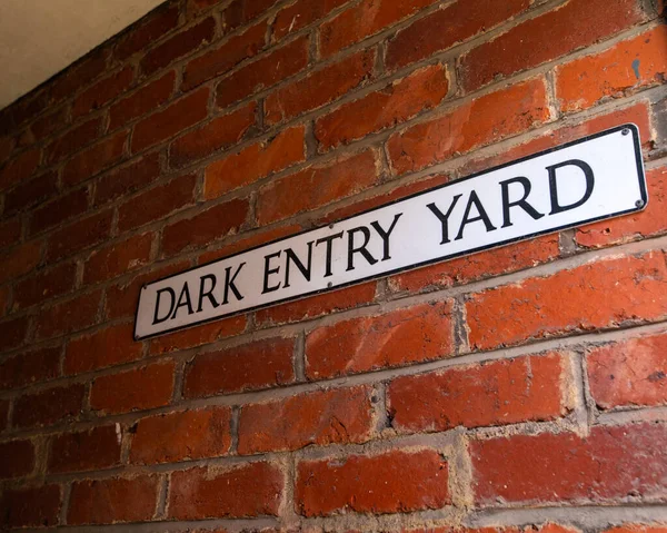 Señal Calle Para Dark Entry Yard Ciudad Costera Whitby North —  Fotos de Stock
