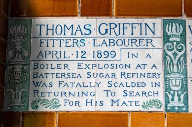 Londra, İngiltere - 14 Haziran 2022: Londra, İngiltere 'deki Postmans Park' taki Kahramanca Kendini Kurban Etme Anıtı 'nda diğerlerinin hayatlarını kurtarırken ölen sıradan insanların anısına verilen plaket.