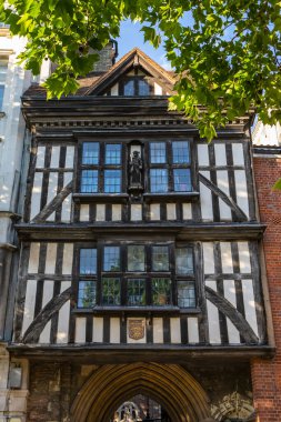 Londra, İngiltere - 14 Haziran 2022: St. Bartholomews Gatehouse - Londra 'nın başkenti Londra' da bulunan Büyük Bartholomew kilisesinin girişinde bulunan Tudor London 'dan nadir kurtulan biri..
