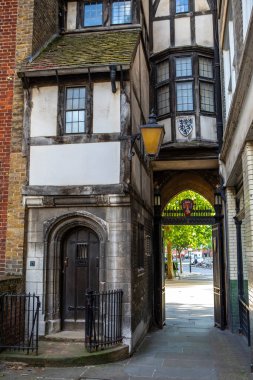 Londra, İngiltere - 14 Haziran 2022: St. Bartholomews Gatehouse 'un arkası - Londra, İngiltere' deki Büyük Bartholomew Kilisesi 'nin girişinde bulunan Tudor London' dan nadir kurtulan biri..