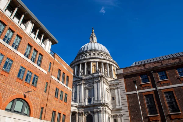 圣保罗大教堂 从英国伦敦的帕特诺斯特广场观看 — 图库照片