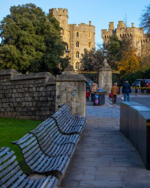 Windsor, İngiltere - 28 Kasım 2021: İngiltere 'nin Berkshire kentindeki tarihi Windsor Şatosu' na doğru bakıyor.