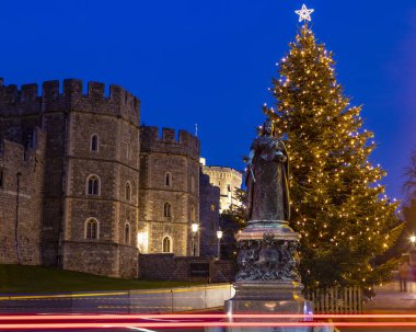 Windsor, İngiltere - 28 Kasım 2021: Windsor, Berkshire, İngiltere 'deki tarihi Windsor Şatosu' nda güzel aydınlatılmış bir Noel ağacı.