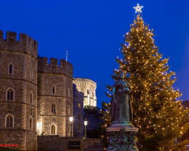 Windsor, İngiltere - 28 Kasım 2021: Windsor, Berkshire, İngiltere 'deki tarihi Windsor Şatosu' nda güzel aydınlatılmış bir Noel ağacı.