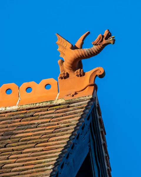 Großaufnahme Einer Verzierten Drachenskulptur Auf Dem Dach Eines Der Alten — Stockfoto