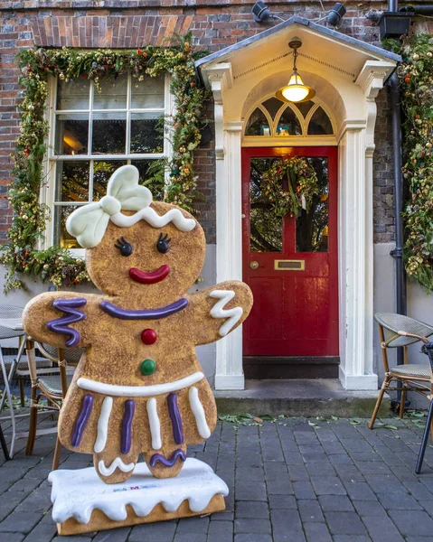 Hampshire, İngiltere 'deki güzel Winchester şehrindeki bir kafe restoranının önünde bir Noel zencefilli kurabiye karakteri..