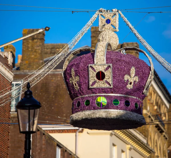 Zbliżenie Dekoracji Świątecznej Korony Królewskiej Centrum Windsoru Berkshire Wielka Brytania — Zdjęcie stockowe