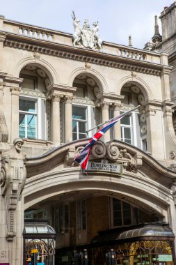 Londra, İngiltere - 14 Eylül 2022: Londra, İngiltere 'de Piccadilly' den izlenen muhteşem Burlington Arcade 'nin dışı.