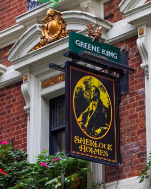 Londra, İngiltere - 14 Eylül 2022: Londra, İngiltere 'de Northumberland Caddesi' ndeki Sherlock Holmes halk evinin geleneksel asılma işareti.