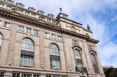 Londra 'nın merkezindeki Piccadilly' deki muhteşem bir binanın mimarisi..