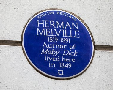 Londra, İngiltere - 14 Eylül 2022: Londra, İngiltere 'de Craven Caddesi' ndeki mavi plaket, ünlü yazar Herman Melville 'in bir zamanlar yaşadığı yeri gösteriyor.