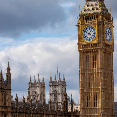 Westminster Manastırı 'nın arka planında Westminster, Londra, İngiltere' deki muhteşem kuleleri olan muhteşem Elizabeth Tower..