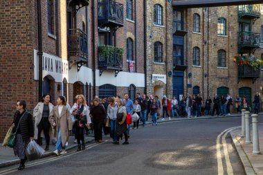 Londra, İngiltere - 17 Eylül 2022: Londra 'daki Shad Thames kuyruğu, merhum Kraliçe 2. Elizabeth' i görmek için.