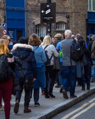 Londra, İngiltere - 17 Eylül 2022: Londra 'daki Bermondsey Wall West kuyruğu, merhum Kraliçe 2. Elizabeth' i görmek için.