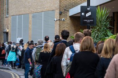 Londra, İngiltere - 17 Eylül 2022: Londra 'daki Shad Thames kuyruğu, merhum Kraliçe 2. Elizabeth' i görmek için.