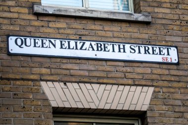 Londra, İngiltere - 17 Eylül 2022: Southwark, Londra, İngiltere 'de Kraliçe Elizabeth Caddesi için bir sokak tabelası.