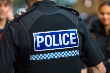 Londra, İngiltere - 17 Eylül 2022: Londra 'nın merkezinde bir polis memuru.