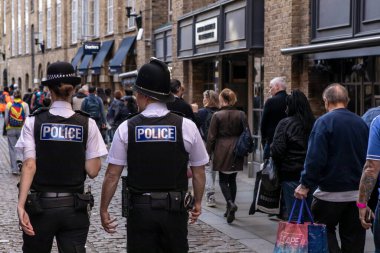 Londra, İngiltere - 17 Eylül 2022: Londra, İngiltere 'de Shad Thames' de Eyalet Sırasında Bisikletli Polis Memurları Devriyesi.