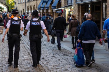 Londra, İngiltere - 17 Eylül 2022: Londra, İngiltere 'de Shad Thames' de eyalet sırasında devriye gezen polis memurları.