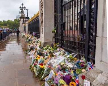 Londra, İngiltere - 9 Eylül 2022: Önceki gün vefat eden Kraliçe II. Elizabeth 'in anısına Londra' daki Buckingham Sarayı 'na iyi dilekler getiren kişiler tarafından bırakılan çiçekler.