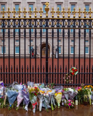 Londra, İngiltere - 9 Eylül 2022: Önceki gün vefat eden Kraliçe II. Elizabeth 'in anısına Londra' daki Buckingham Sarayı 'na iyi dilekler getiren kişiler tarafından bırakılan çiçekler.