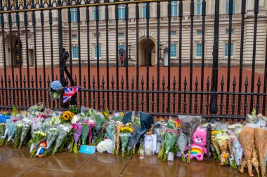 Londra, İngiltere - 9 Eylül 2022: Önceki gün vefat eden Kraliçe II. Elizabeth 'in anısına Londra' daki Buckingham Sarayı 'na iyi dilekler getiren kişiler tarafından bırakılan çiçekler.