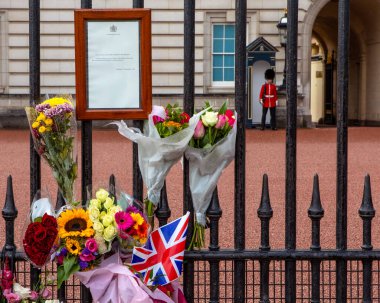 Londra, İngiltere - 9 Eylül 2022: Londra 'daki Buckingham Sarayı' nın kapılarında Kraliçe 2. Elizabeth 'in ölümünü halka bildiren bir bildiri.