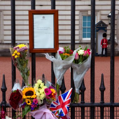 Londra, İngiltere - 9 Eylül 2022: Londra 'daki Buckingham Sarayı' nın kapılarında Kraliçe 2. Elizabeth 'in ölümünü halka bildiren bir bildiri.