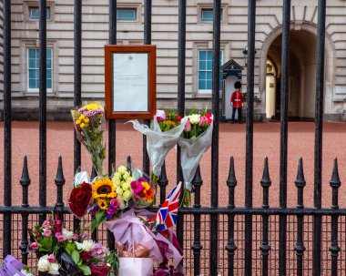 Londra, İngiltere - 9 Eylül 2022: Londra 'daki Buckingham Sarayı' nın kapılarında Kraliçe 2. Elizabeth 'in ölümünü halka bildiren bir bildiri.