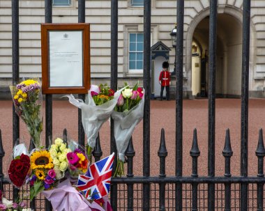Londra, İngiltere - 9 Eylül 2022: Londra 'daki Buckingham Sarayı' nın kapılarında Kraliçe 2. Elizabeth 'in ölümünü halka bildiren bir bildiri.