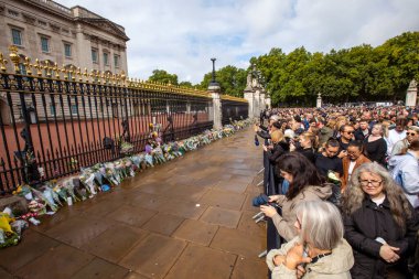 Londra, İngiltere - 9 Eylül 2022: Londra, İngiltere 'deki Buckingham Sarayı' nda Kraliçe II. Elizabeth 'e saygılarını sunan kalabalık. Kraliçe geçen gün vefat etti..