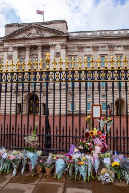 Londra, İngiltere - 9 Eylül 2022: Londra 'daki Buckingham Sarayı' nın kapılarında Kraliçe 2. Elizabeth 'in ölümünü halka bildiren bir bildiri.