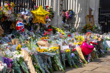Londra, İngiltere - 9 Eylül 2022: Bir önceki gün ölen Kraliçe II. Elizabeth 'in anısına Londra, İngiltere' deki Buckingham Sarayı 'nda iyi niyetliler tarafından bırakılan çiçekler ve balonlar.