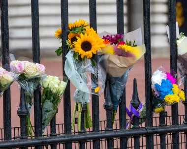 Londra, İngiltere - 9 Eylül 2022: Önceki gün vefat eden Elizabeth 'in anısına Londra' daki Buckingham Sarayı 'na iyi dilek sahipleri tarafından bırakılan çiçekler.