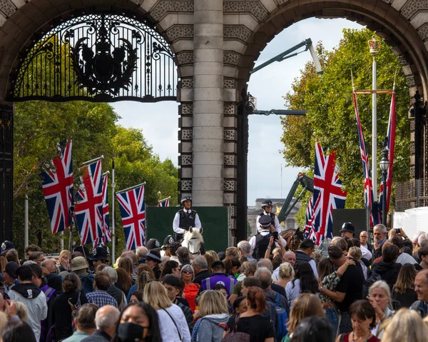 London September 2022 Crowds Police Admiralty Arch London Met Mall — Stockfoto