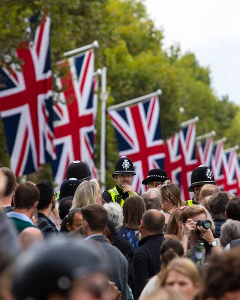 英国伦敦 2022年9月14日 伦敦购物中心的警察 在女王游行仪式前被拍到躺在州内 — 图库照片