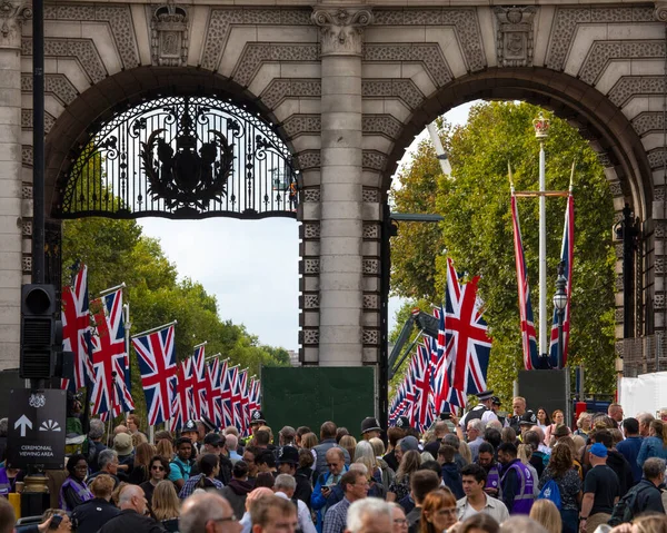 Londýn Velká Británie Září 2022 Dav Shromažďuje Londýnském Admiralty Arch — Stock fotografie