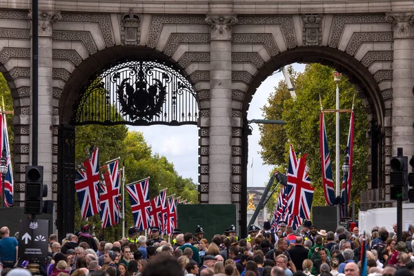 Londres Reino Unido Septiembre 2022 Multitudes Policía Almirantazgo Arco Londres — Foto de Stock